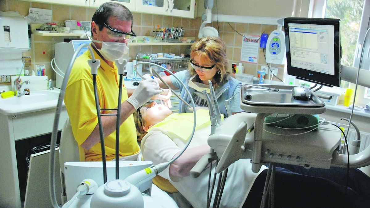 Konec zubařů v důchodovém věku? Komora jim rekordně zvedla příspěvky